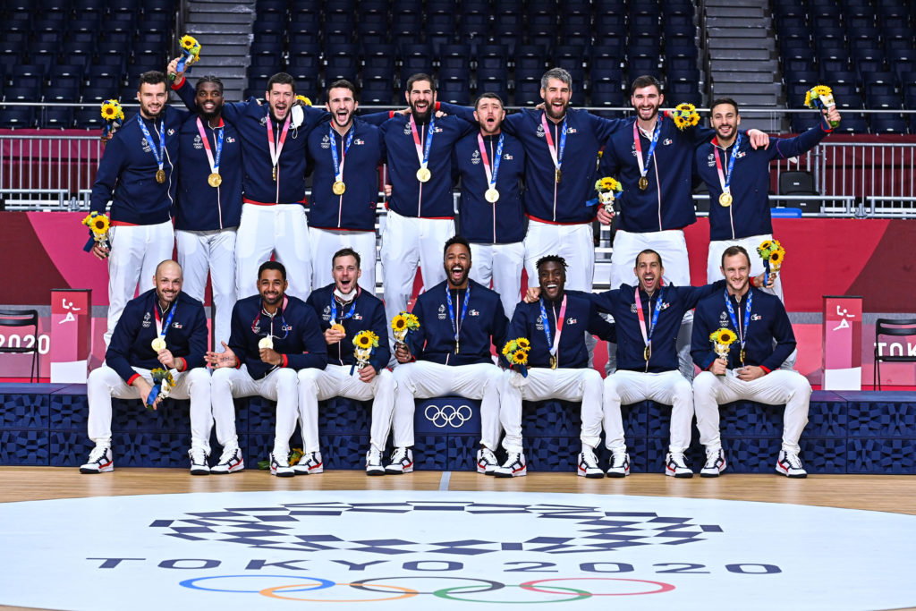 Podium de l'équipe de France masculine médaille d'or aux JO de Tokyo 2021