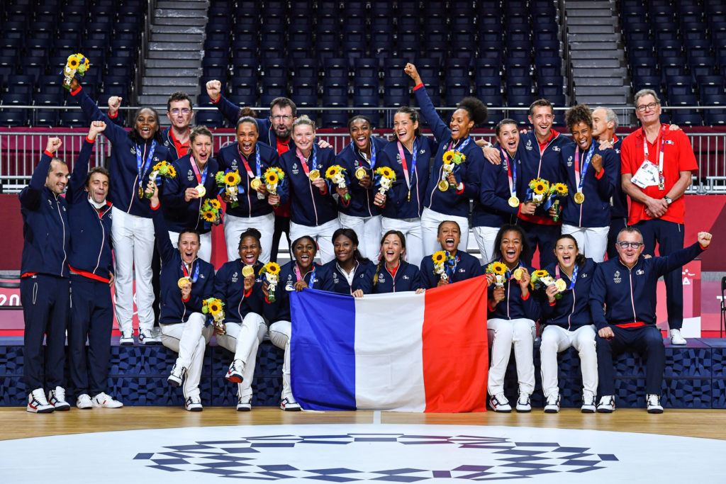 Podium de l'équipe de France féminine médaille d'or aux JO de Tokyo 2021
